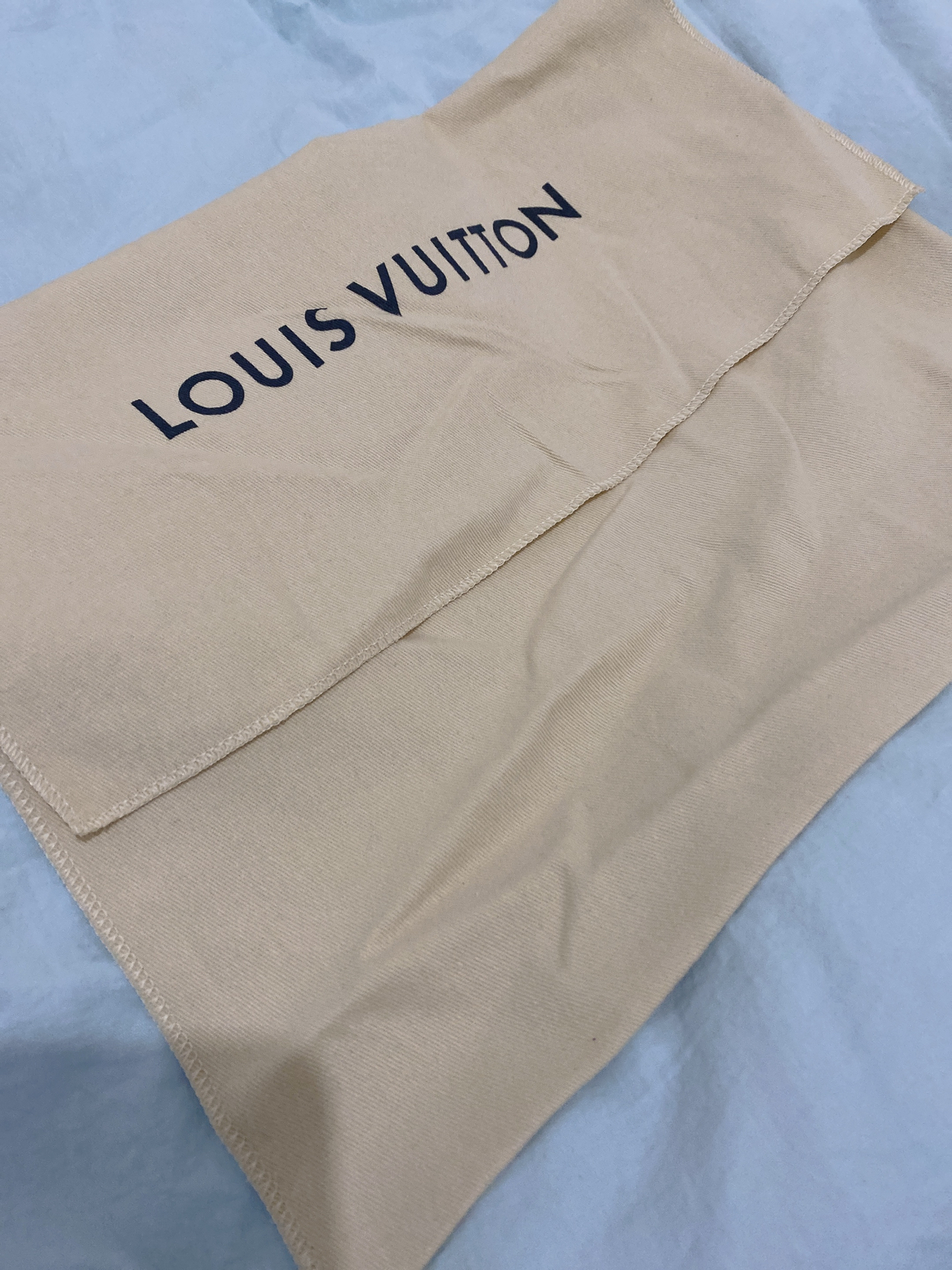 LV最新防塵袋，時尚界的秘密武器，保護(hù)你的珍貴物品不受塵埃侵?jǐn)_??