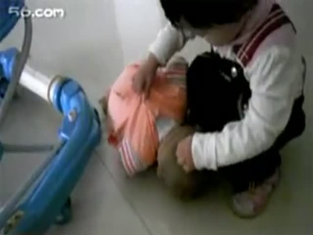 狂虐嬰兒視頻引發(fā)社會(huì)憤怒，道德和法律界限不可逾越