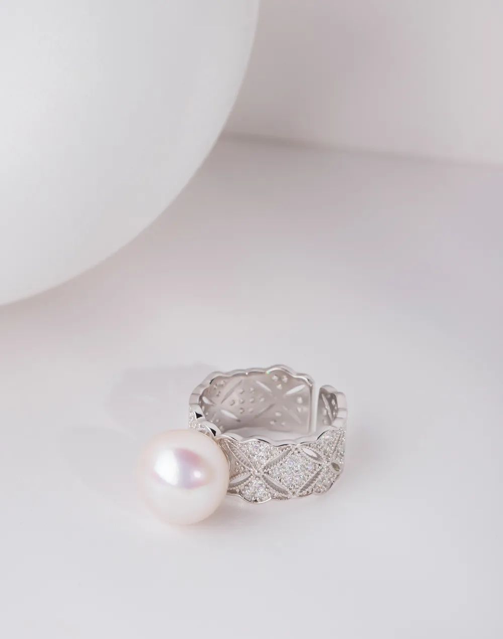 2024最新款戒指,探索小巷中的寶藏，2024最新款戒指