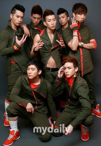 韓國2PM組合最新動(dòng)態(tài)，小巷音樂風(fēng)暴與隱藏小店探秘