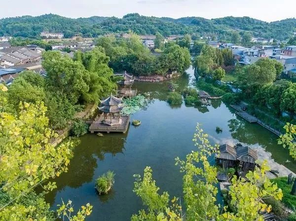 黃龍溪華僑城最新消息,黃龍溪華僑城最新消息，發(fā)展的雙刃劍效應(yīng)分析