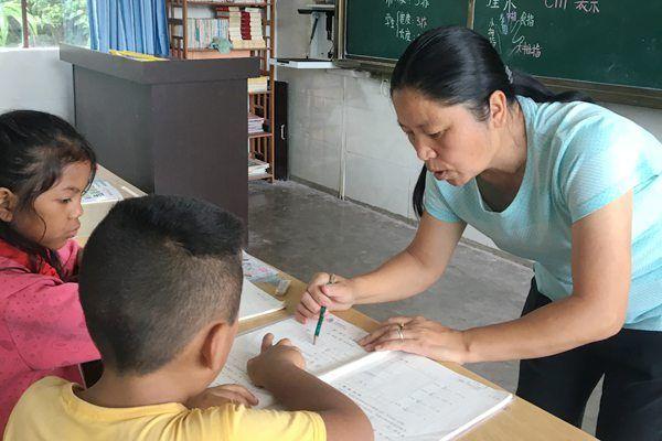 張老師，教育領(lǐng)域的璀璨新星閃耀教育界的光輝典范