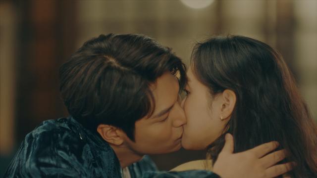 最新吻戲心動(dòng)瞬間，甜蜜愛情誓言的每一吻！