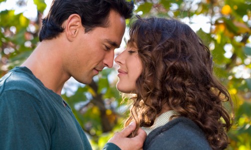 時(shí)代變遷下的新型親吻，情感表達(dá)的新方式