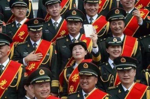 軍官轉業(yè)政策最新探索，小巷獨特風味與轉業(yè)安置新動向