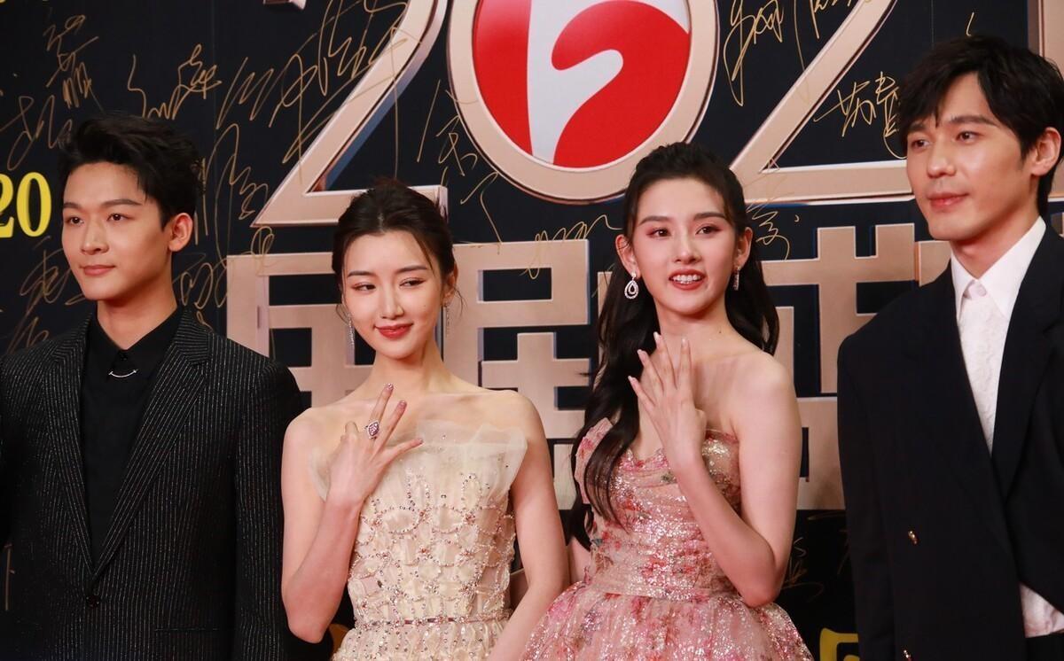 從陰影走向星光，自信力量引領(lǐng)下的黑皮膚女明星成長(zhǎng)之路