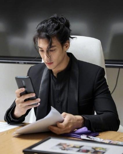 張演員男的舞臺與熒屏之旅，學(xué)習(xí)成長與自信光芒的展現(xiàn)