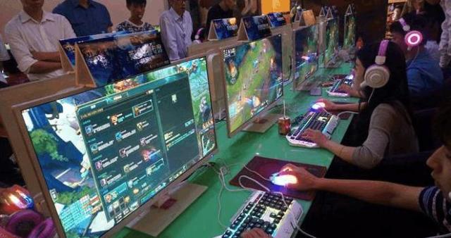 網(wǎng)吧LOL比賽，小巷中的熱血戰(zhàn)場激戰(zhàn)開啟！