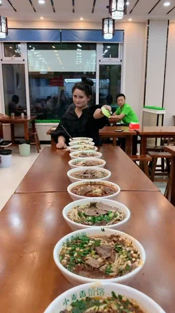 智能面食競技盛宴，全新科技引領吃面條比賽風潮！