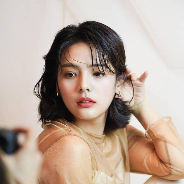 韓國年輕女演員引領(lǐng)科技潮流，未來高科技產(chǎn)品的魅力展示