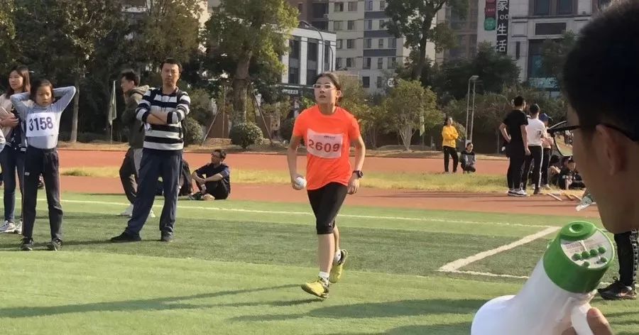 小蝸牛的田徑夢，綠意盎然賽場上的奇遇之旅