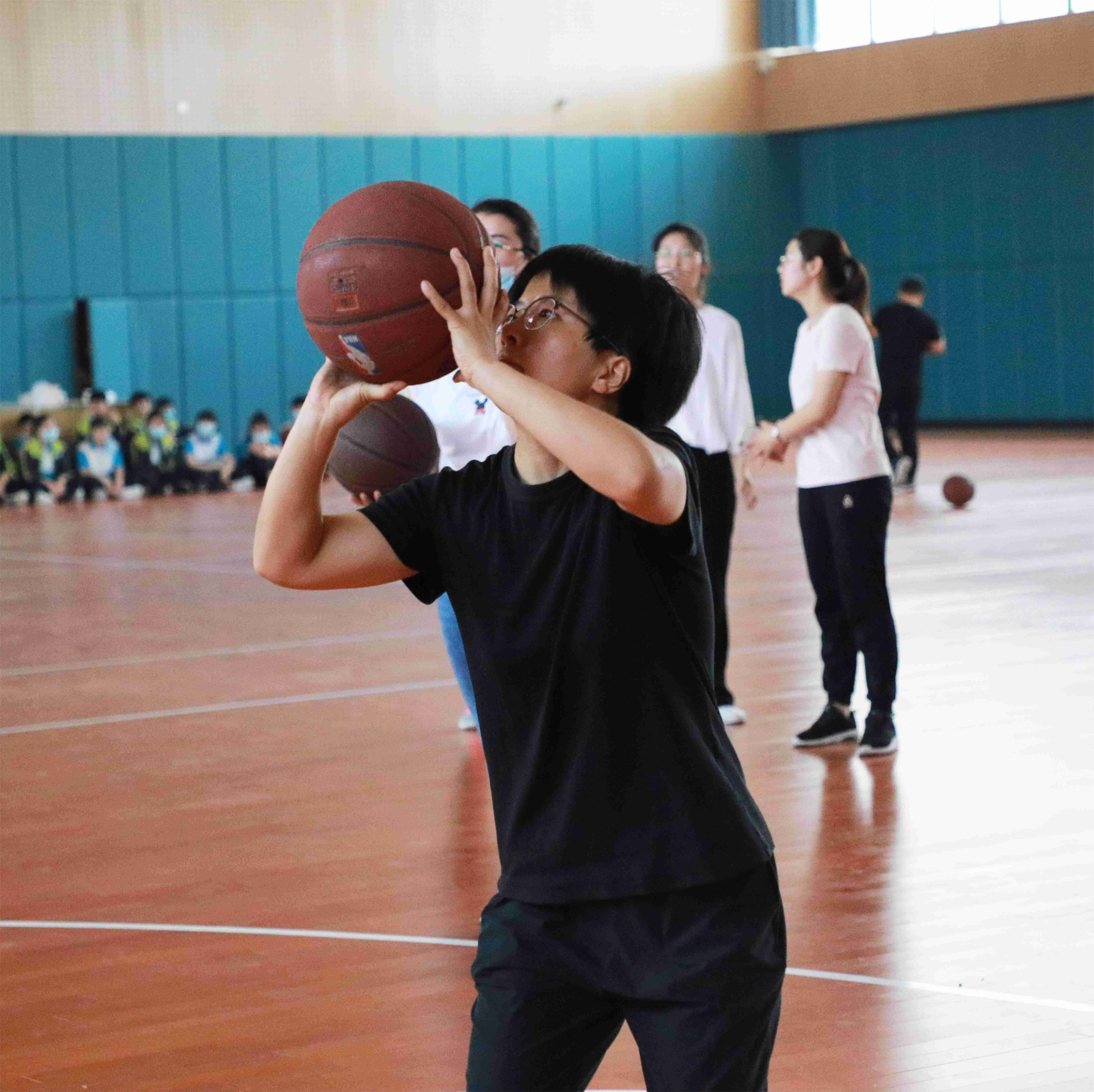 個(gè)人投籃比賽，班級(jí)競(jìng)技風(fēng)采展示