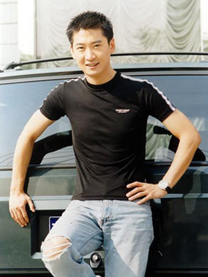 周杰最新動(dòng)態(tài)，城市溫馨日常與友情之旅的足跡