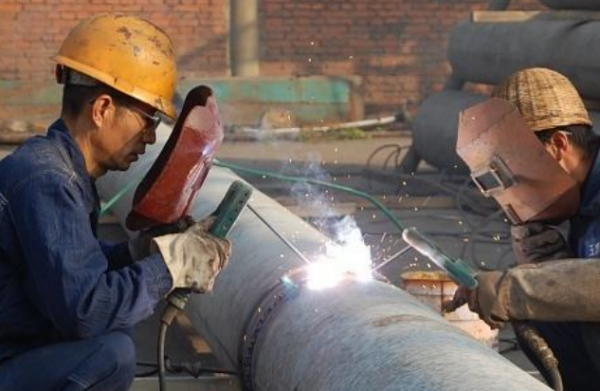 最新電焊工退休年齡，自然美景下的職業(yè)人生探索之旅