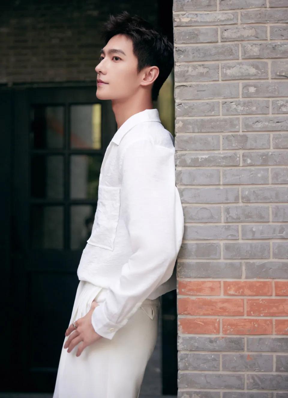 時尚套裝，自信與成就感的完美融合圖片展示