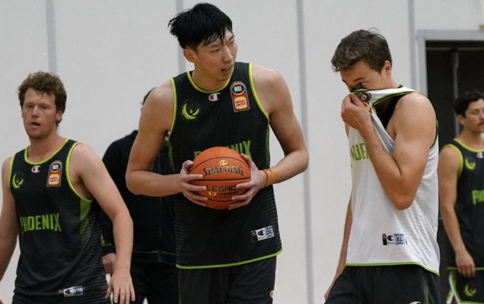 周琦最新視頻展現(xiàn)籃球巨星風采！