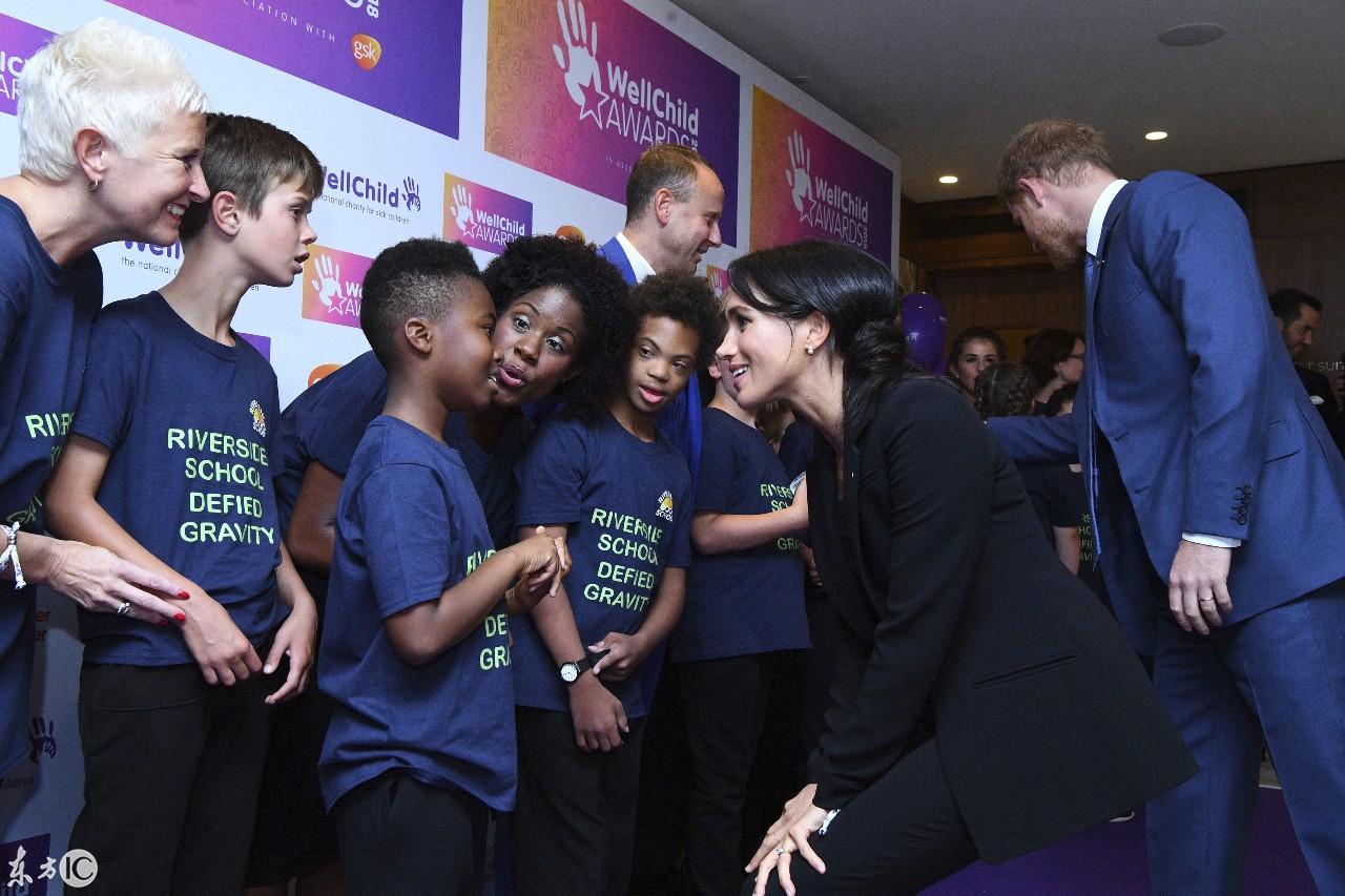 英國王妃凱特最新服裝引領(lǐng)時尚潮流，英倫風(fēng)尚再燃！