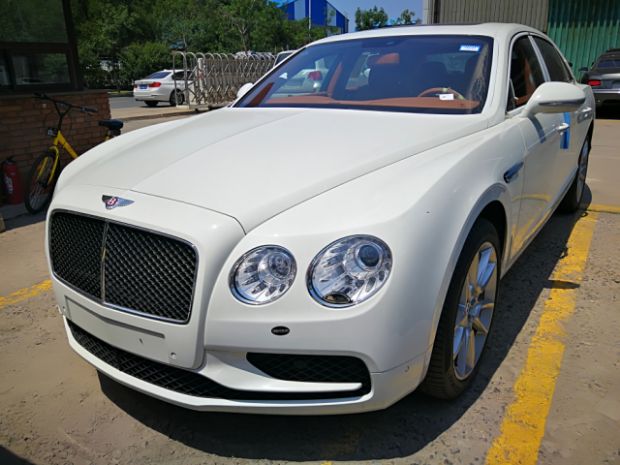 最新款賓利，奢華與科技的完美融合