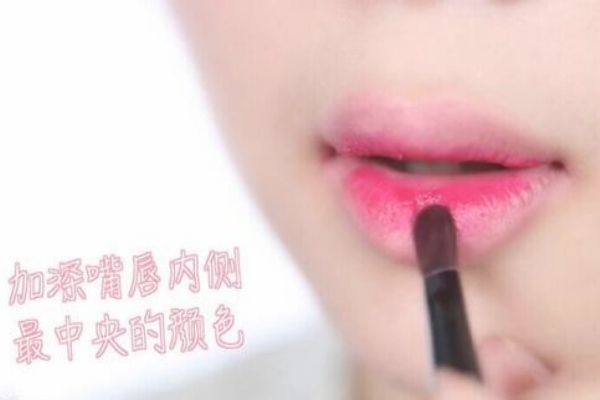 最新口紅涂法教程，輕松打造完美唇妝技巧