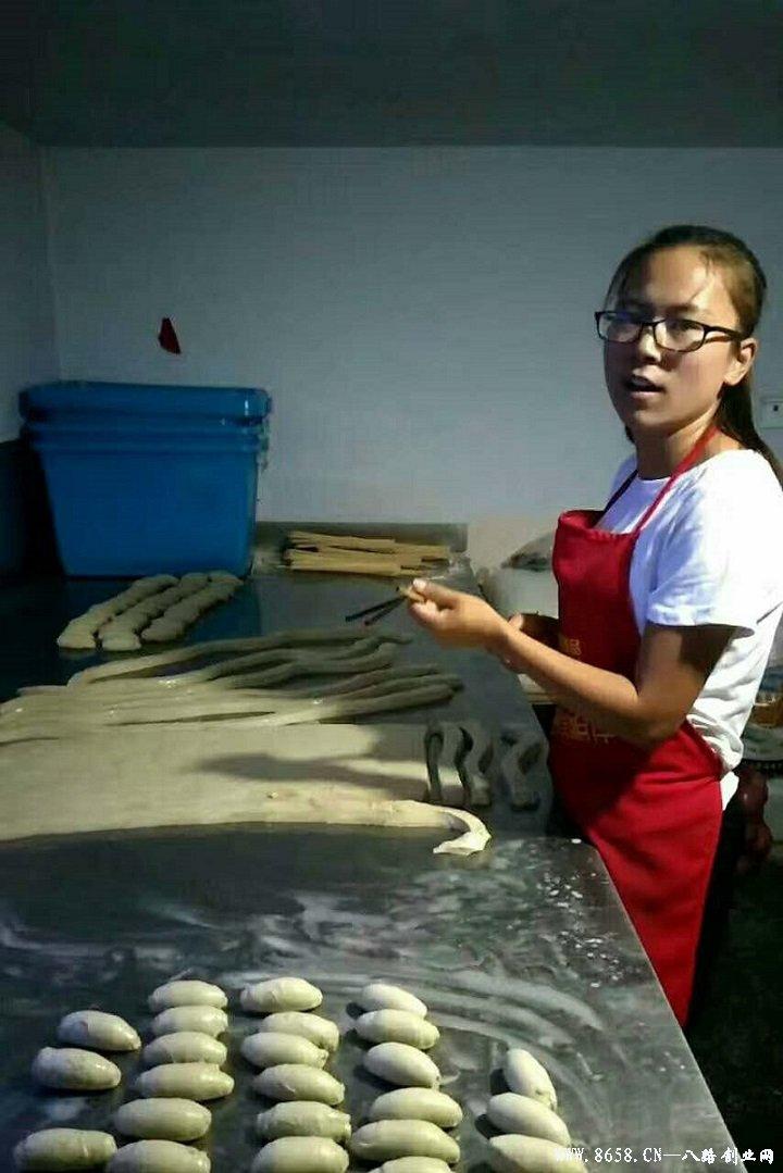 革新烘焙工藝，引領(lǐng)行業(yè)新潮流，最新烤面筋機亮相！