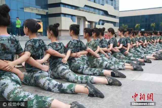 獨家揭秘，探索小巷深處的軍訓新風尚——2025軍訓最新視頻亮相！