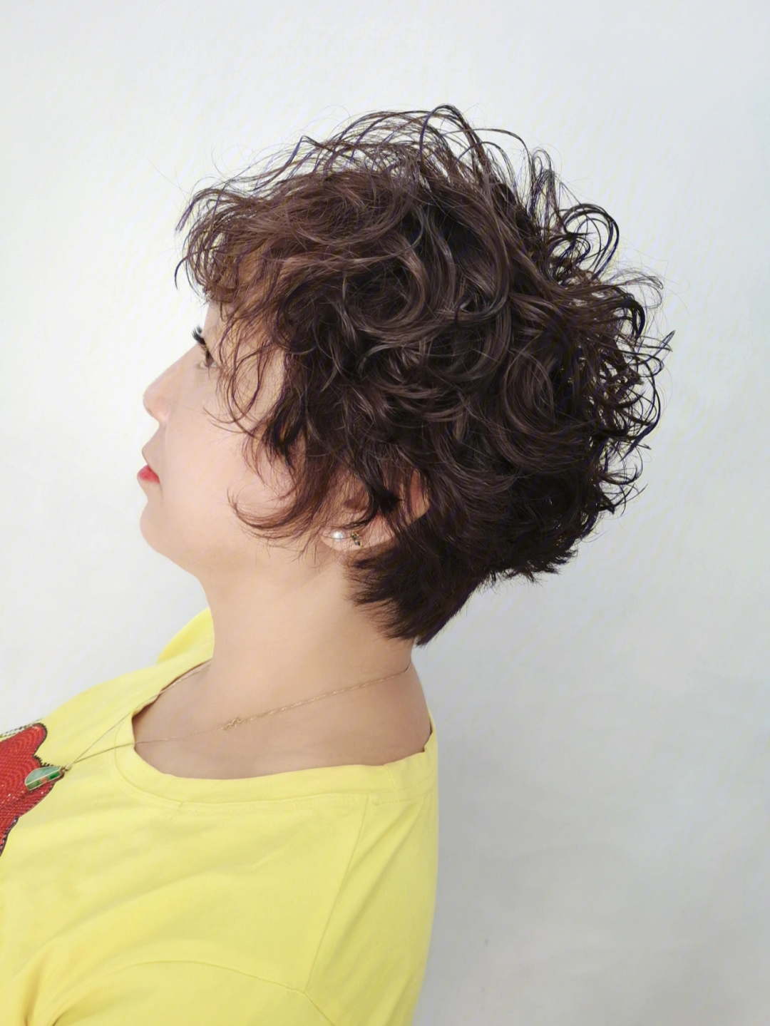 最新短發(fā)燙發(fā)造型，時尚界的火熱焦點(diǎn)！