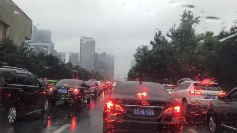 成都暴雨下的驚喜探索，小巷特色小店