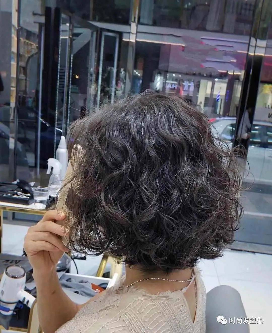 時(shí)尚潮流新選擇，最新造型燙燙發(fā)引領(lǐng)潮流風(fēng)向標(biāo)