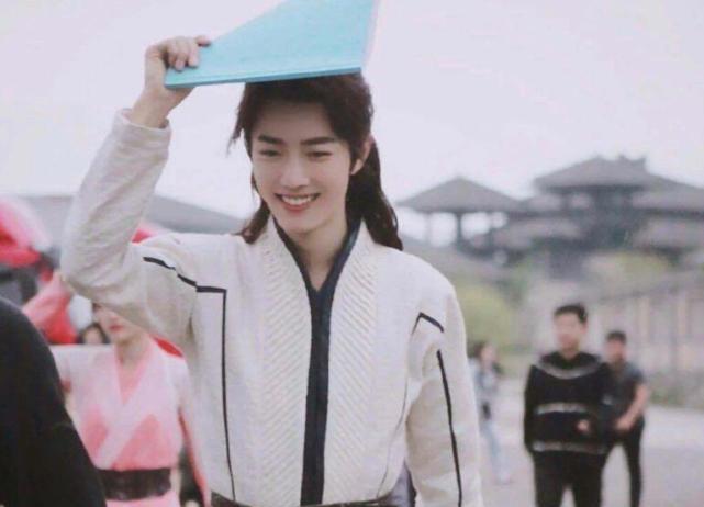 肖戰(zhàn)最新王牌路透絕美美圖曝光，心動瞬間搶先看！