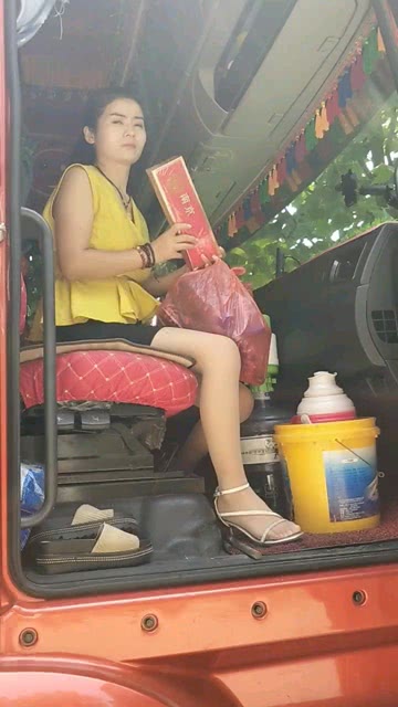 最新貨車(chē)女司機(jī)的奇妙小巷探險(xiǎn)記